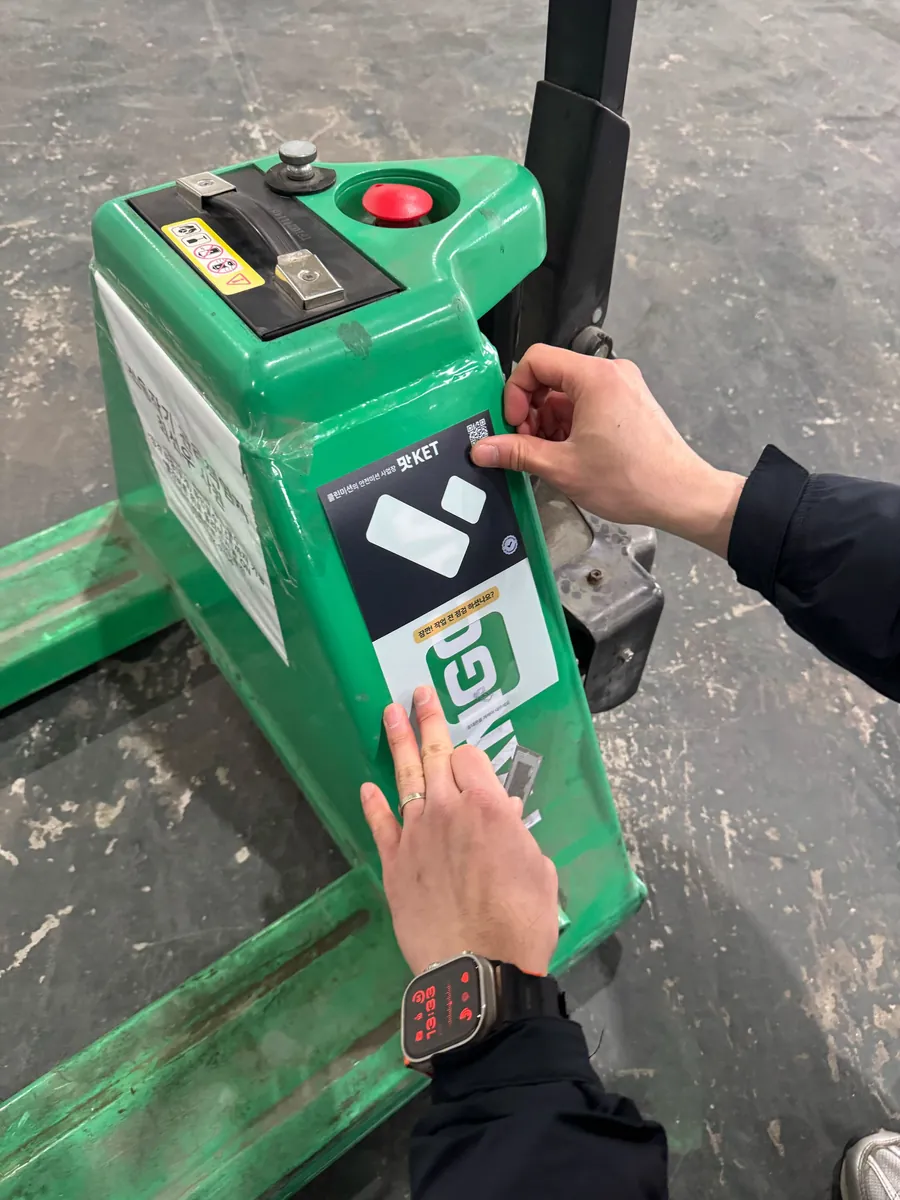 설비에 NFC 명패를 붙이는 현장 사진
